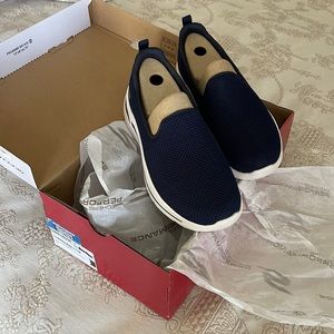 NEW Skechers Arch Fit GoWalk Navy Slip-on sneakers Size 8M